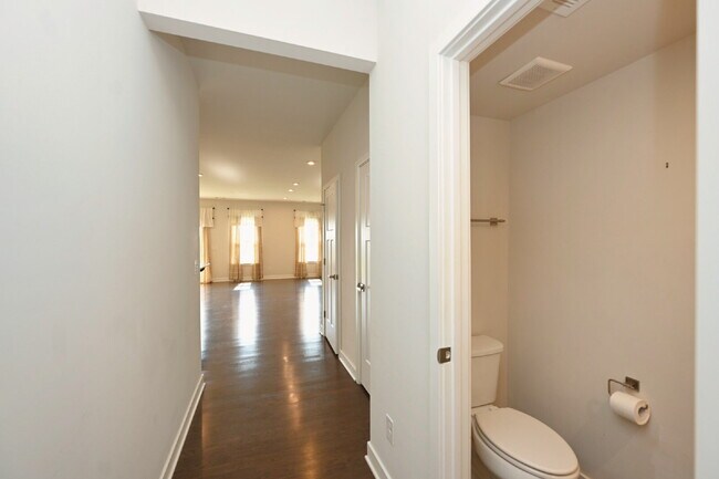 Building Photo - Rent to Own Option - Beautiful, like new 3BR/2.5BA townhouse in Goodlettsville