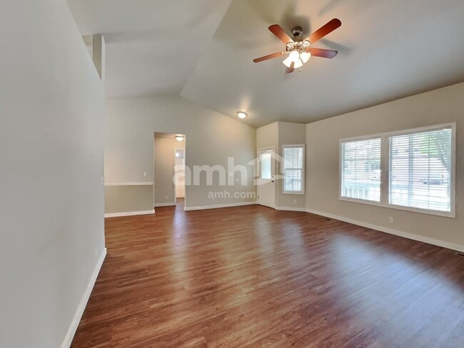 Building Photo - 257 S Delphinium Ave