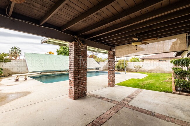 Building Photo - 3 Bedroom/2 Bath Home with a Pool and Paid...