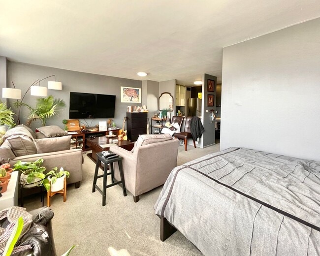 Building Photo - High Floor Studio with Fabulous Views of the Loop FOR RENT!