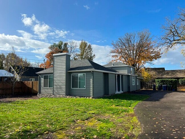 Building Photo - 3Bd/2Ba Two Story House - Available Now!