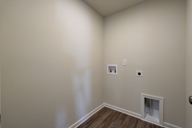 Building Photo - 220 Ingleby Rd