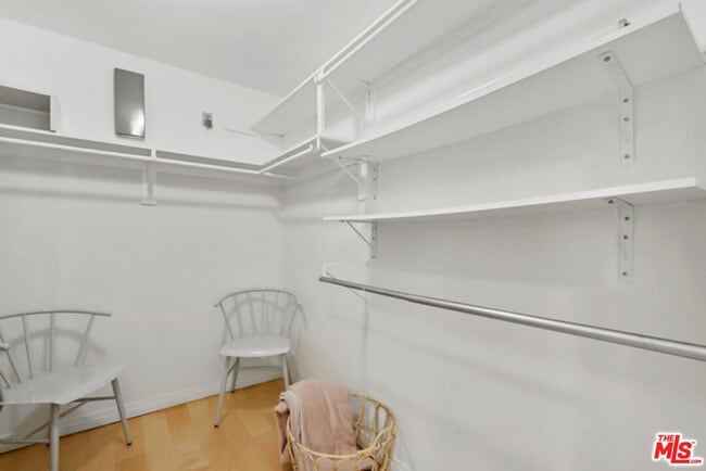 Building Photo - 318 N Maple Dr
