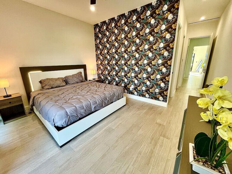 Building Photo - 549 NE 14th Ave