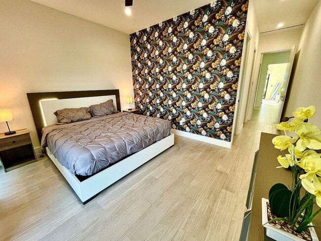 Building Photo - 549 NE 14th Ave