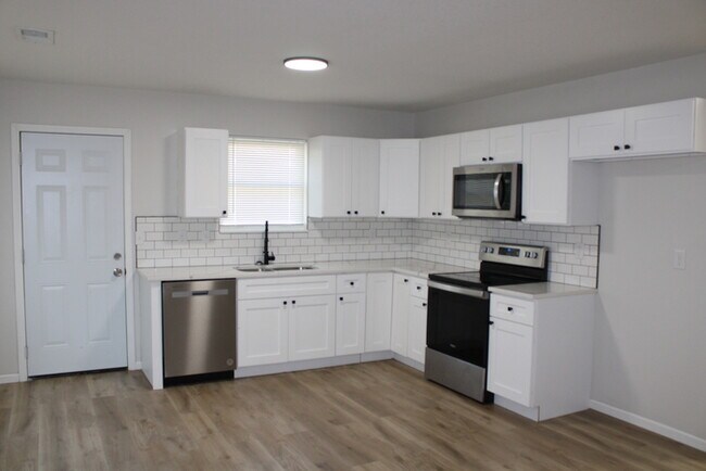Building Photo - 3bed 1 bath in Independence - Newer Build