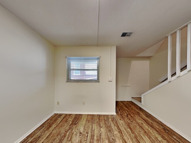Building Photo - 162 E 12th Ave