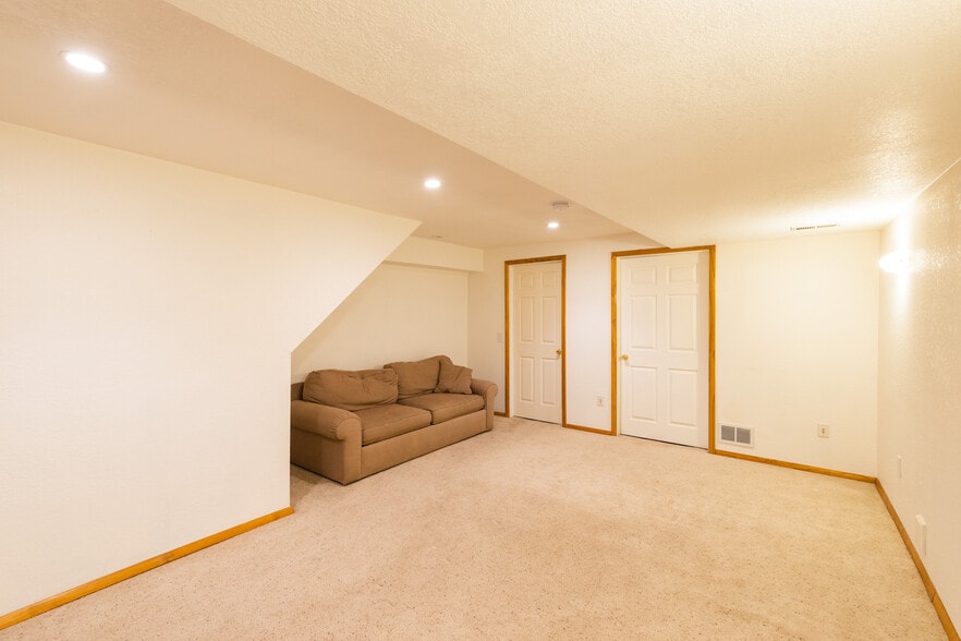 Building Photo - 11530 W 70th Plz