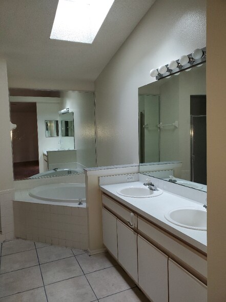 Building Photo - 7214 Edgewater Shores Ct