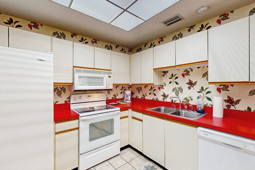 Building Photo - 204 3rd St W