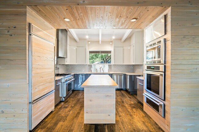 Building Photo - 2/2 with carport - fenced backyard