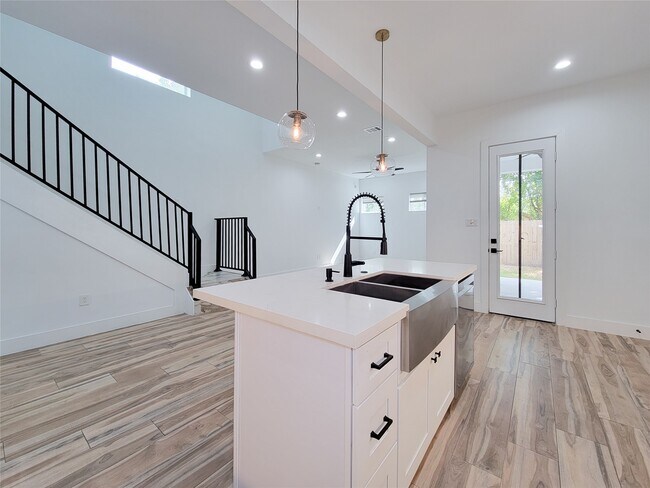 Building Photo - 5019 Creekmont Dr