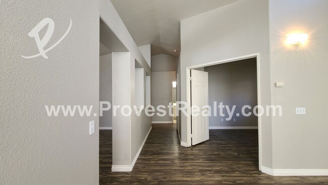 Building Photo - 3 Bedroom 2 Bath Hesperia Home with a bonu...