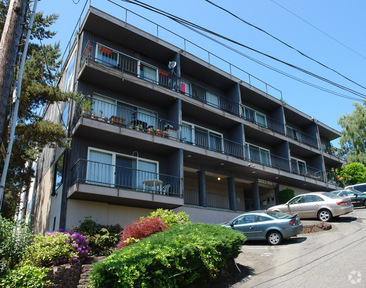 Building Photo - Hilltop House Apts.