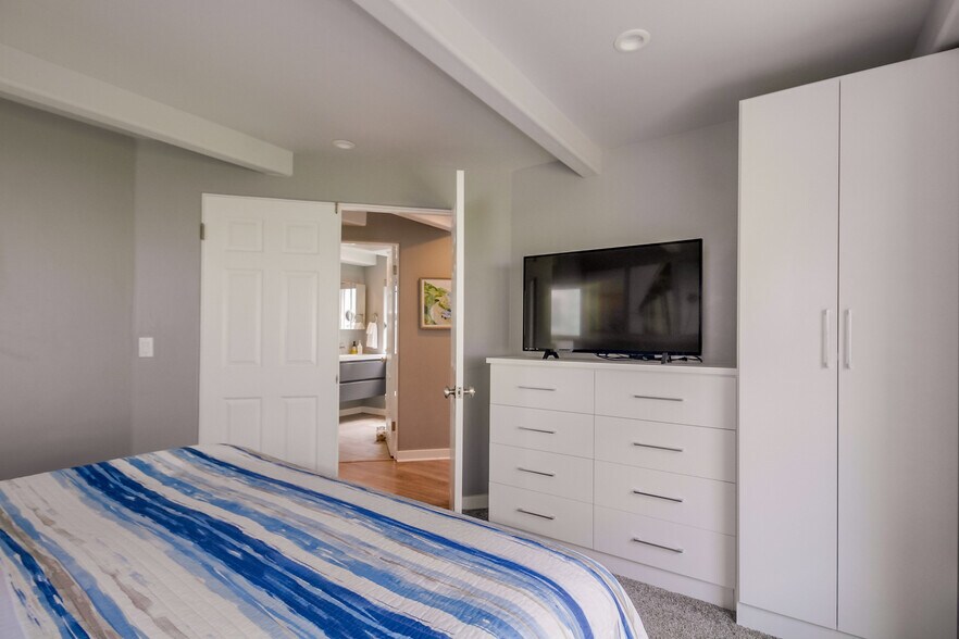 Building Photo - 735 Whiting Ct