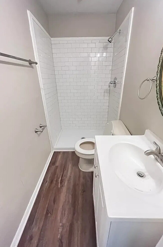 Building Photo - Well Renovated Single-family Home