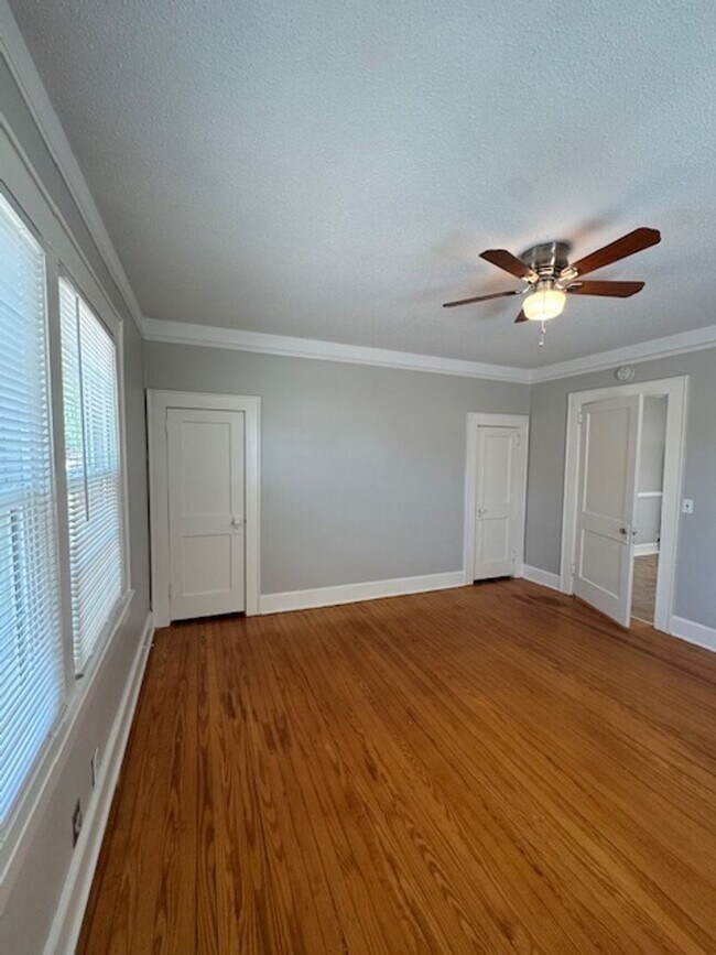 Building Photo - Cute Bungalow home with hardwoods - 2 bedrooms, 1 full bath - nice size yard