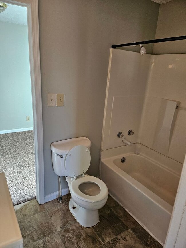 Building Photo - 3 Bed 2-bathroom home