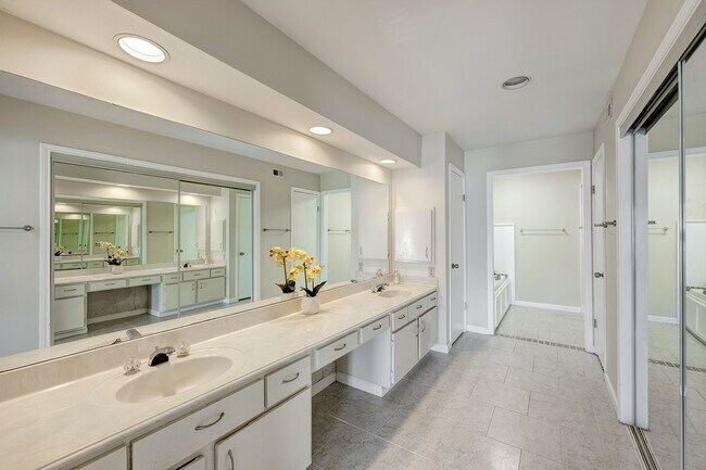 Building Photo - 2601 S Broadway St