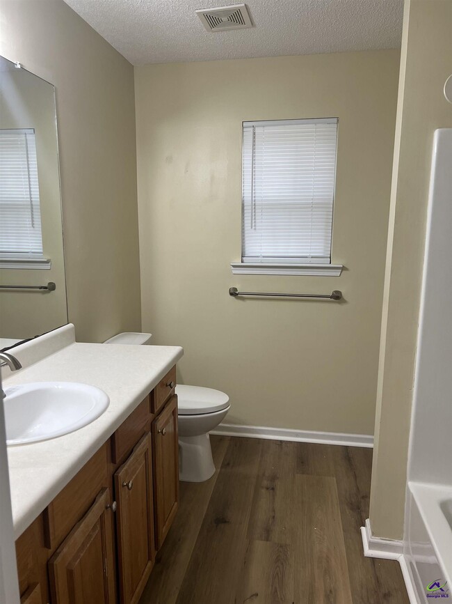 Building Photo - 208 Camelot Pl