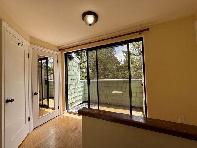 Building Photo - Fantastic Home in New Monterey Near DLI
