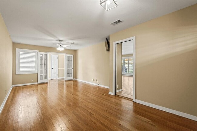 Building Photo - 5319 Saxon Dr