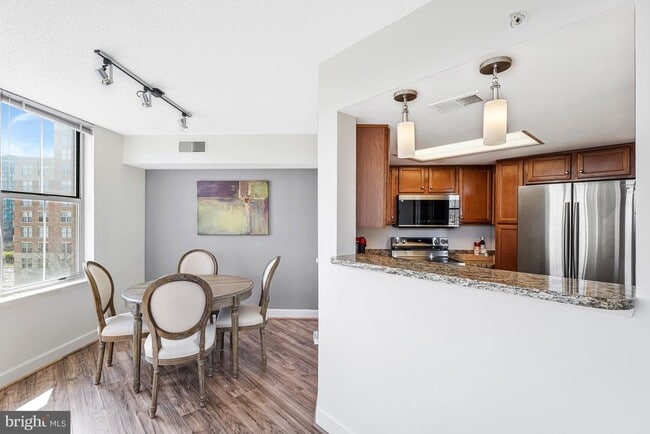 Building Photo - 11800 Sunset Hills Rd