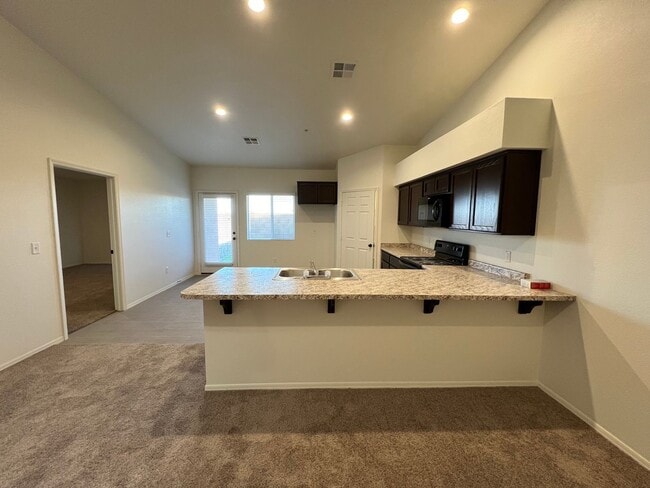 Building Photo - NEWER TOWNHOME!