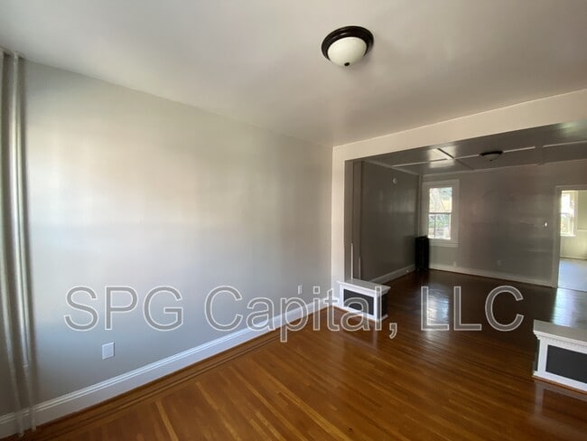 Building Photo - 824 W Princess St