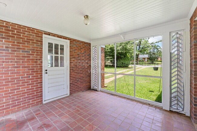 Building Photo - 2334 Redwood Dr