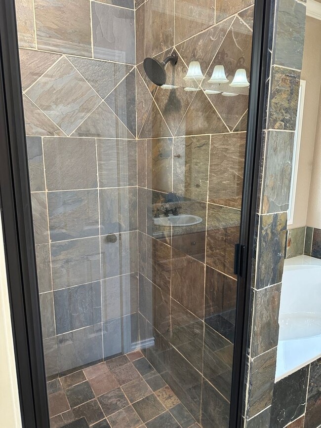 Building Photo - College Station - 3 bedroom 2 bath- 2 car garage - fenced in back yard home in Castlegate