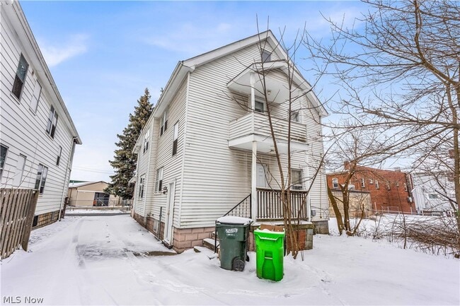 Building Photo - 9609 Sladden Ave