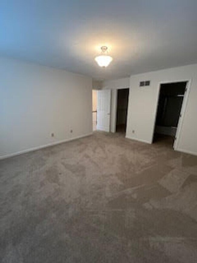 Building Photo - 487 Sparrow Way