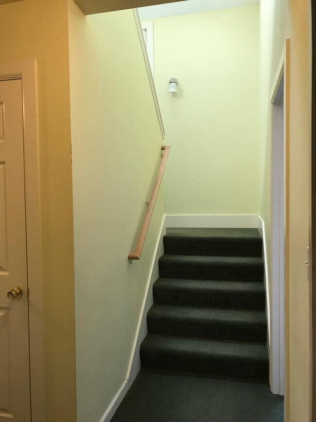 Building Photo - Leasing NOW-- Excellent 7 Bedroom/3 Bathroom Unit Near UW