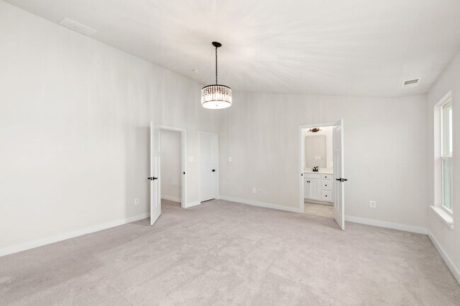 Building Photo - Family-Friendly Townhome for Rent in Baker...