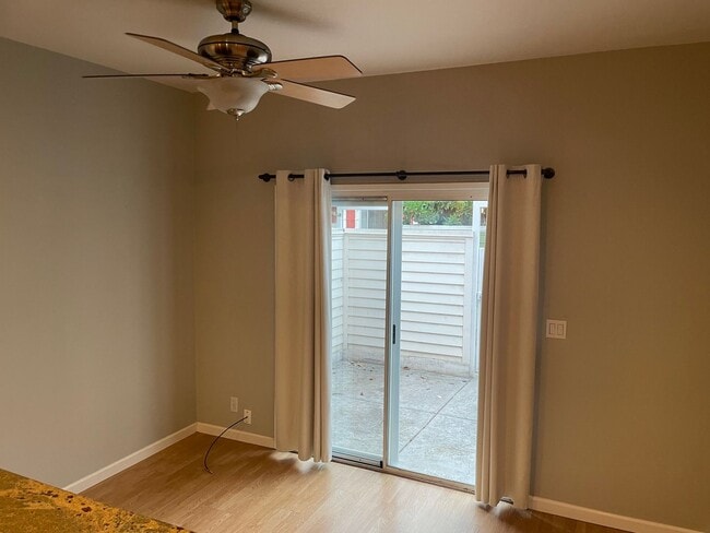 Building Photo - Two Bedroom 1.5 Bath Townhome unit in Standford Park HOA