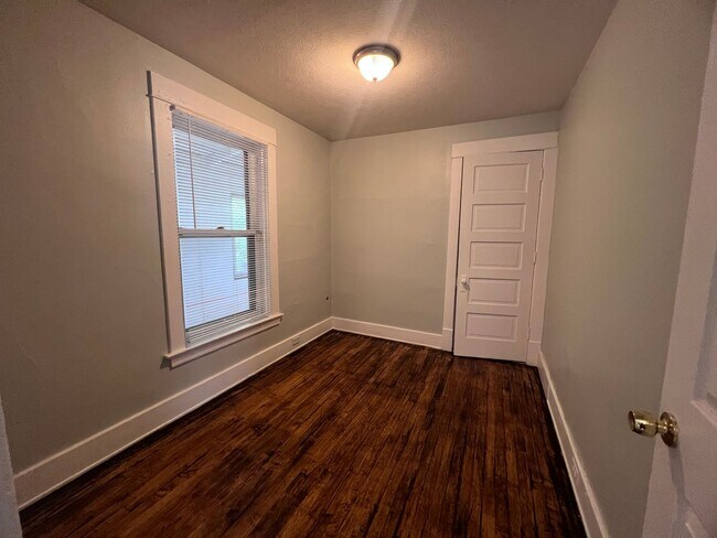 Building Photo - Upper One Bedroom - Close to Downtown Gran...