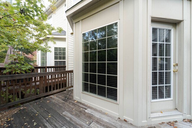 Building Photo - Stunning Centreville Townhome With Excellent Commuter Access