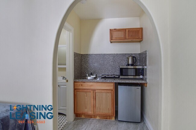 Building Photo - 4902 W Adams Blvd