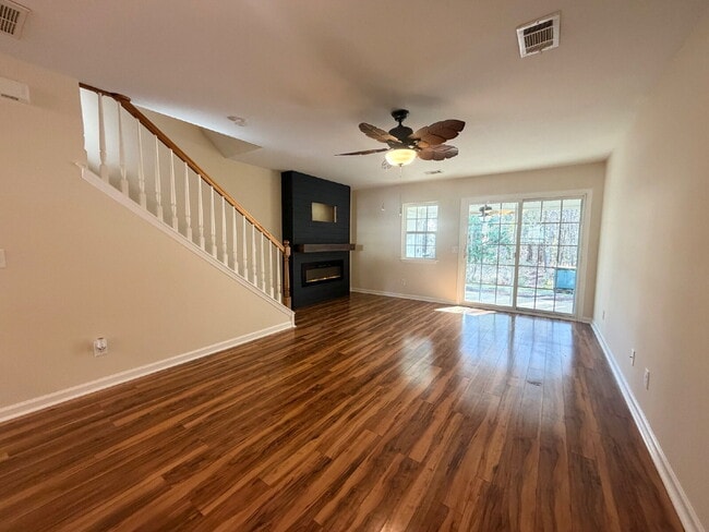 Building Photo - Updated & Spacious Two Bedroom Townhouse!