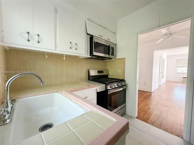 Building Photo - 841 W 40th St