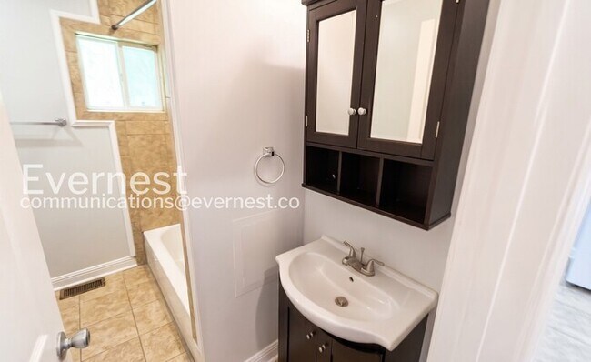 Building Photo - 2 Bed/1 Bath Home with Garage / Available Now!