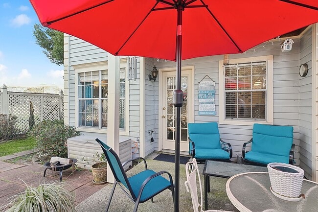 Building Photo - 2 BEDROOM, 2 BATHROOM TOWNHOUSE IN JEFFERSON