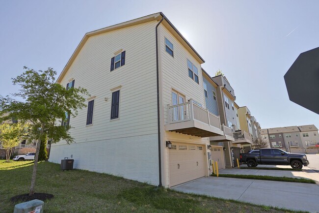 Building Photo - Welcome home to this move-in ready end uni...
