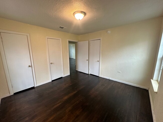 Building Photo - 3921 Roselawn Dr