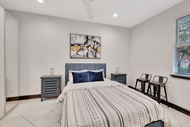 Building Photo - 2309 NE 9th Ave