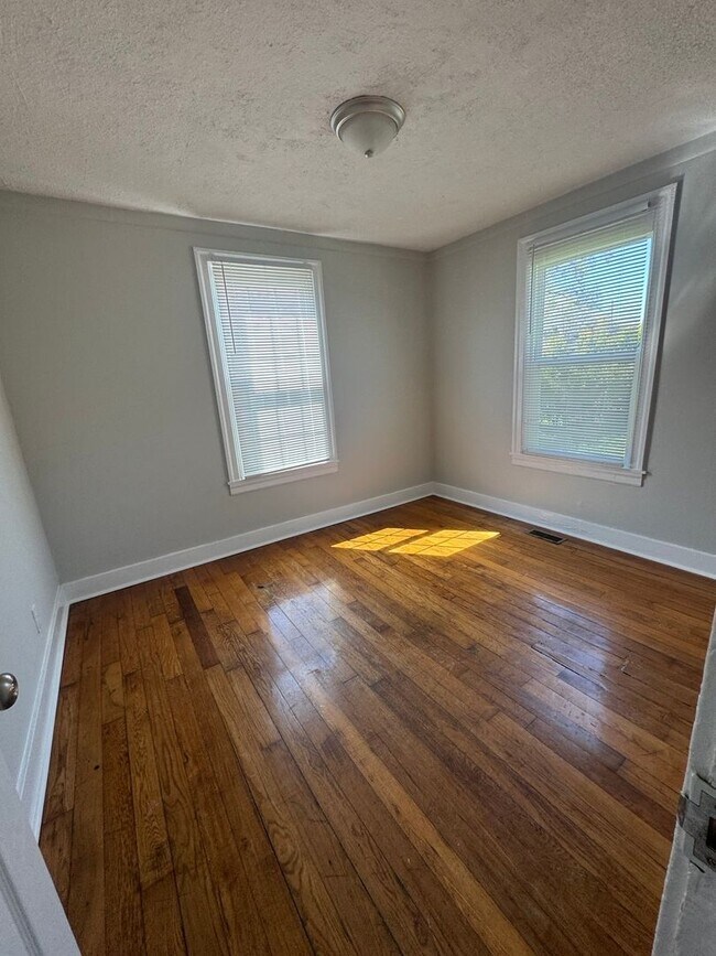 Building Photo - Cozy 2 Bedroom, 1 Bath Home – $1,000/Month