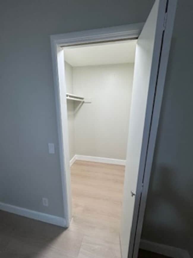 Building Photo - 2 Bedroom 1 Bath Condo