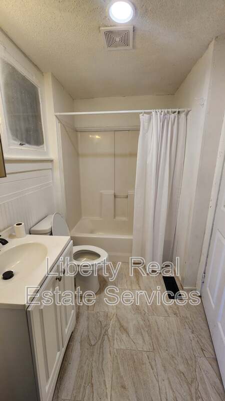 Building Photo - 826 E Duffy St