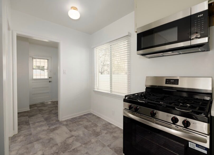 Building Photo - 8123 Lindley Ave